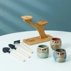 Luxe Bamboe Houten Boom Met 3 Keramiek Uil Bloempotten/Plantenpotten Op Standaard/Voet Voor Binnen En Buiten - Modern Design Bloempot/Plantenpot Op Poten/Pootjes-Plantenbak Mini Cactus Nep Plant Pot Houder - Kleine Bloembakken Plantenrek/Plantenkurk -Tuinverzorgings Winkel 1200x1200 1088