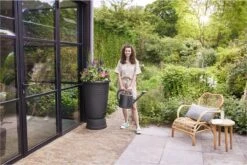 Elho Green Basics Regenton Plus 105 - Regenton Voor Kweken En Oogsten - Ø 58.4 X H 80.4 Cm - Zwart/Living Black 10 Elho Green Basics Regenton Plus 105 - Regenton Voor Kweken En Oogsten - Ø 58.4 X H 80.4 Cm - Zwart/Living Black -Tuinverzorgings Winkel 1200x801